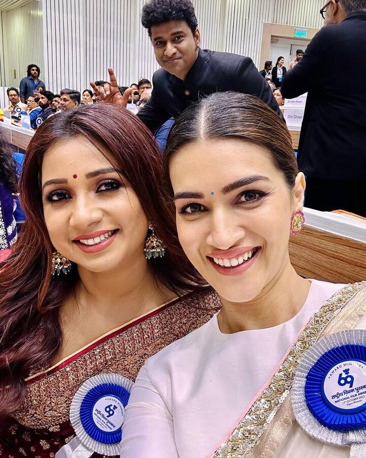కృతి సనన్, శ్రేయా ఘోషల్ Photo Credit: Kriti/Instagram