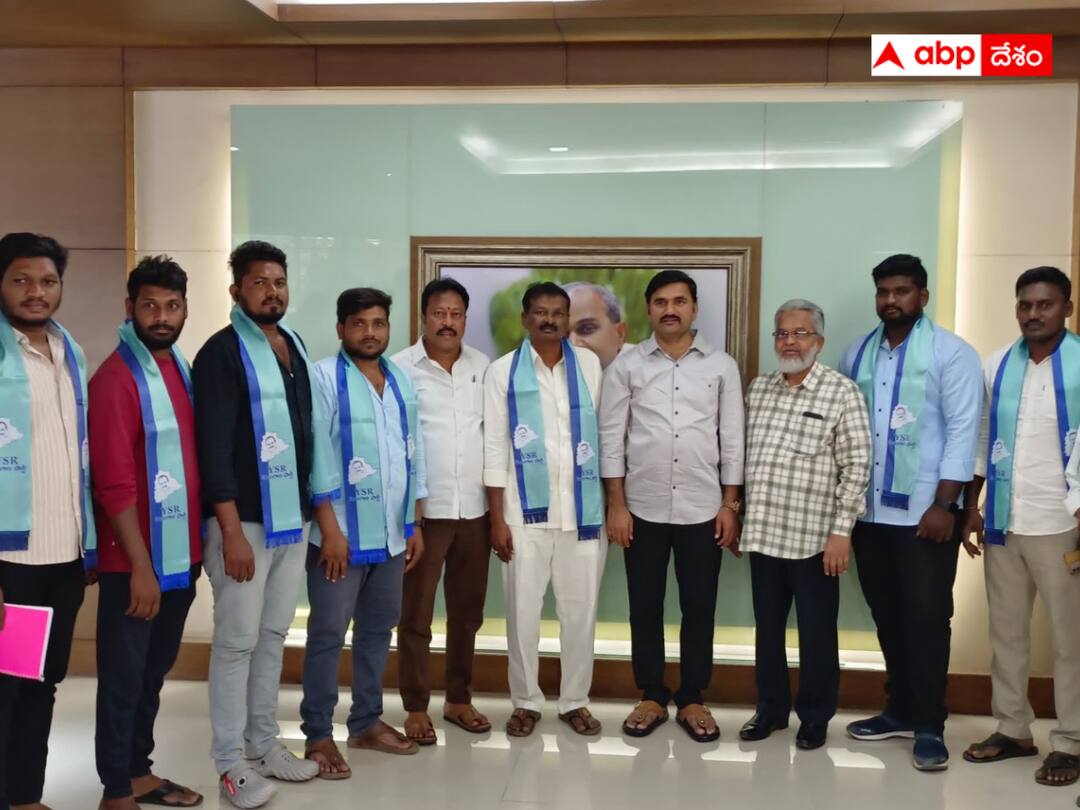 YSRTP : షర్మిల పార్టీకి దరఖాస్తులు కరవు - ఆసక్తి చూపని నేతలు ! The number of people applying for tickets to Sharmila's party has also reduced. YSRTP : షర్మిల పార్టీకి దరఖాస్తులు కరవు - ఆసక్తి చూపని నేతలు !