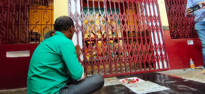 मंदिर परिसर में बंगाली भाषा में भी इस मंदिर की विशेषता के बारे में उल्लेख किया गया हैं. मंदिर में मौजूद श्रद्धालु मीरा ने भी एबीपी न्यूज़ से बातचीत के दौरान कहा कि वाराणसी के साथ साथ दूरदराज से भी श्रद्धालु यहां पर आते हैं. बंगाल के लोगों की यहां पर विशेष आस्था देखी जाती है. सभी श्रद्धालु विधि विधान से पूजन करते हैं और माता रानी सबकी इच्छाएं पूर्ण करती हैं.