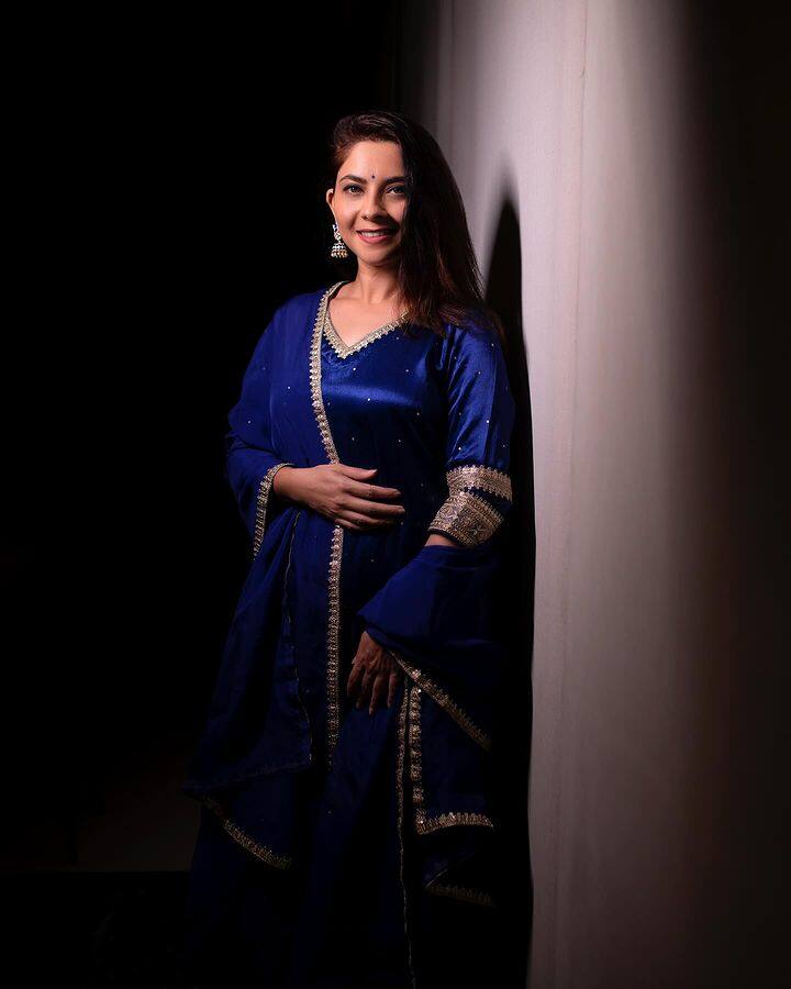 आज नवरात्रीची चौथी माळ त्यानिमित्ताने तिने निळ्या रंगाचा ड्रेस परिधान केलाय.