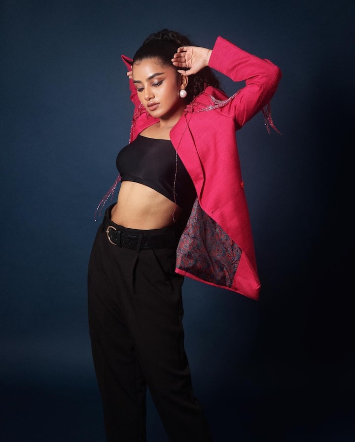 ఇటు సోషల్ మీడియాలో కూడా ఎంతో యాక్టీవ్ గా ఉంటూ హాట్ హాట్ ఫోటోలు షేర్ చేస్తూ ఫ్యాన్స్ ని ఎంతగానో అలరిస్తుంది.