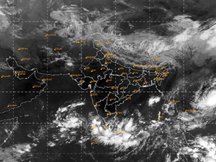 A new low pressure area will form over the Southeast Bay of Bengal the day after tomorrow, the Meteorological Department said. TN Weather Update: வங்கக்கடலில் உருவாகும் குறைந்த காற்றழுத்த தாழ்வு பகுதி.. மீனவர்களுக்கான எச்சரிக்கை என்ன?