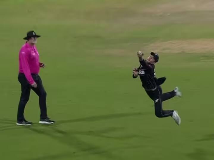 ODI World Cup 2023 Watch Mitchell Santner pulls off stunning one handed catch it will the catch of the tournament Watch: મિચેલ સેન્ટનરે  પકડ્યો વર્લ્ડકપનો સૌથી શ્રેષ્ઠ કેચ! જોઈને રહી જશો હેરાન