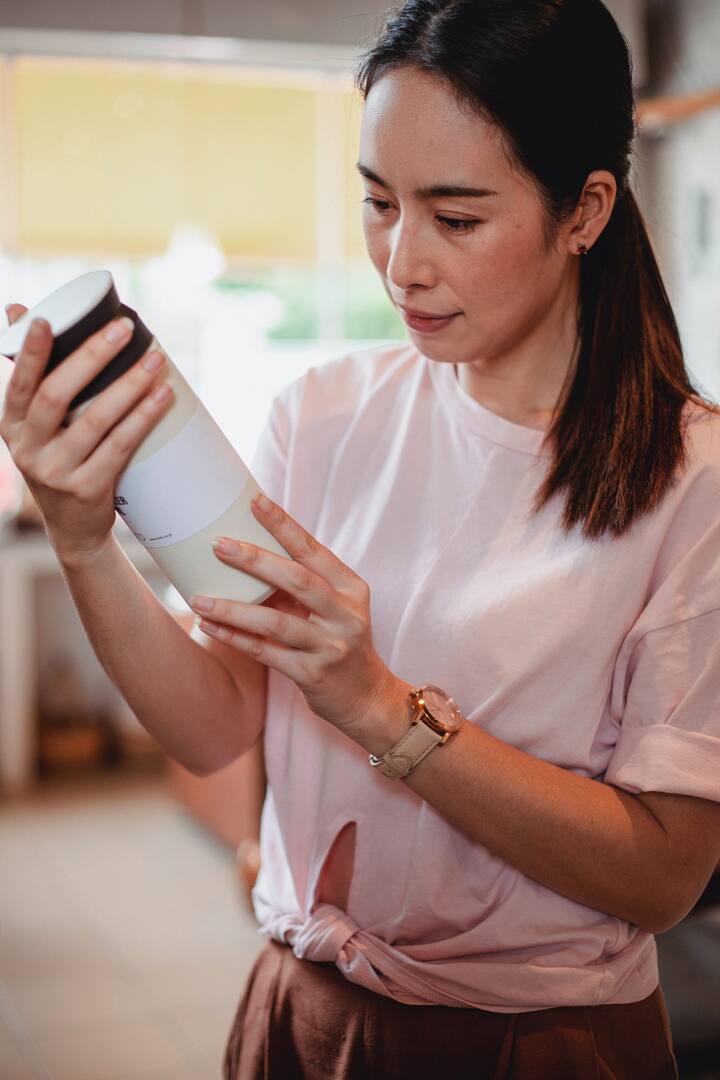 உங்கள் தலைமுடியின் பாதுகாப்புக்காக அதிகளவில் அழகுப் பொருள்களைப் பயன்படுத்துகிறீர்கள்.