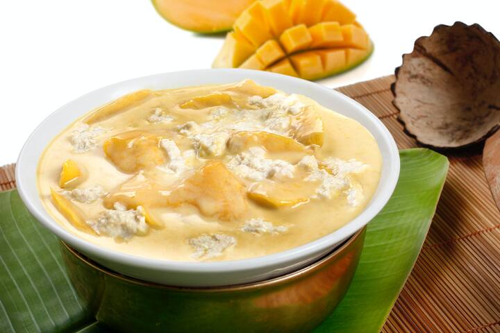 ஒரு பௌலில் கார்ன் பிளார் சேர்த்து அதில் சிறிது பால் விட்டு கட்டி இல்லாமல் கரைத்து அதனை காய்ச்சிய பாலில் சேர்க்க வேண்டும்.