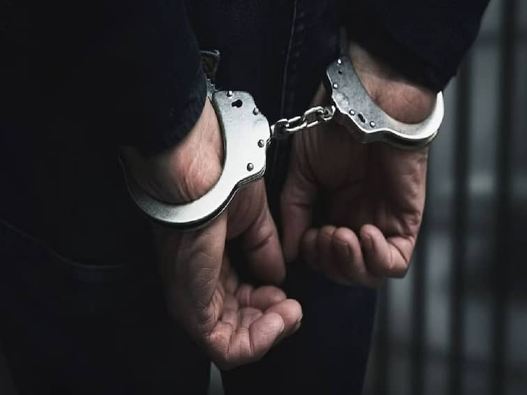 An Indian man has been sentenced to prison for harassing a young woman in England. Crime: இங்கிலாந்தில் இளம்பெண்ணுக்கு பாலியல் தொல்லை கொடுத்த இந்தியர்.. சிறை தண்டனை விதித்த நீதிமன்றம்..