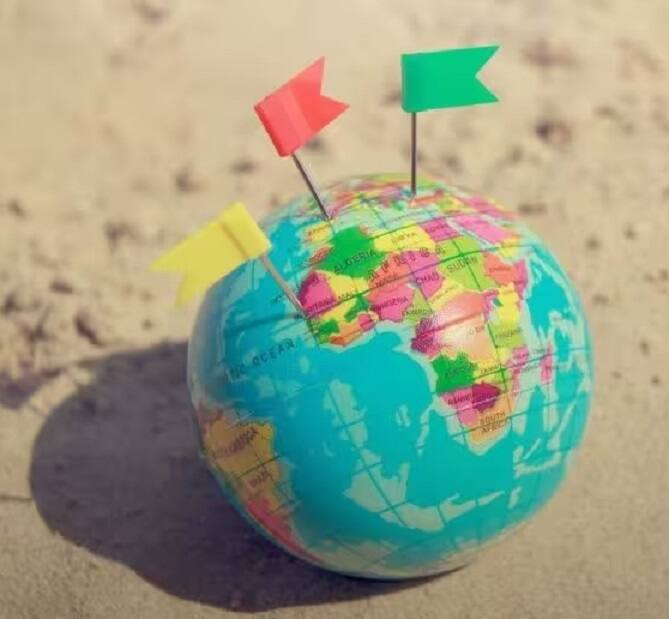 End of Earth: દુનિયાભરમાં કેટલાય એવા રહસ્યો છે, જેને જાણી શકાતા નથી, આવું જ એક રહસ્ય છે પૃથ્વીના અંતનું. પૃથ્વીના અંત વિશે કેટલાય લોકો વાતો કરતાં હોય છે, પરંતુ અહીં તેના વિશે વાત કરીએ છીએ. જાણો.... આ પૃથ્વી પર એવી ઘણી જગ્યાઓ છે જે વ્યક્તિને આશ્ચર્યચકિત કરી દે છે. એક એવી જગ્યા છે જેને પૃથ્વીનો છેડો કહેવામાં આવે છે, જ્યાં કોઇ નથી જઇ શકતું.