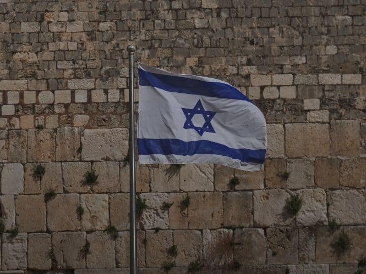 इजरायल में यहूदियों की संख्या सबसे ज्यादा है. 1948 में यहूदियों ने अपना अलग देश इजरायल बनाया था. इसके बनने के साथ ही तमाम मुस्लिम पड़ोसी देश इजरायल के दुश्मन बन गए थे.