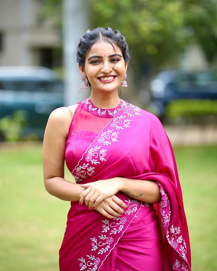 అనన్య నాగళ్ల అందమైన చీరలో చాలా చక్కగా ఉంది. -Image credit: Ananya Nagalla/Instagram