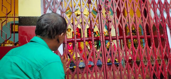 इसके अलावा माता रानी को हार के रूप में कपड़े व कागज का माला पहनाया जाता है, उनके प्रतिमा के कुछ दूरी पर ही उनको चढ़ाए जाने वाले पुष्प और भोग को रखा जाता है.