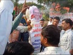 नीमच में पनपा विरोध, कांग्रेस प्रत्याशी को बाहरी बता कर जलाया गया पुतला, उठाई यह मांग