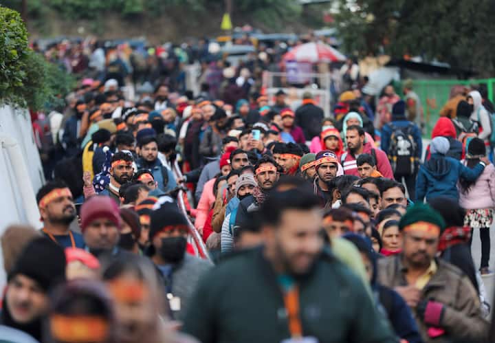 अधिकारी ने बताया कि तीर्थयात्रा सुचारू रूप से चल रही है और सभी जरूरी इंतजाम किये गये हैं. उन्होंने बताया कि भवन तक जाने के मौजूदा रास्ते से 20 फुट की ऊंचाई पर तैयार किये गये ‘स्काईवॉक’ से भी श्रद्धालुओं को बड़ी राहत मिली है.