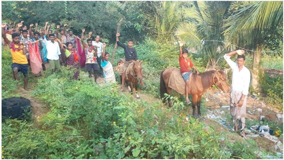 Tribals Agitation For Road Connectivity : గుర్రాలతో డోలీ పాదయాత్ర చేస్తున్న గిరిజనులు | ABP Desam