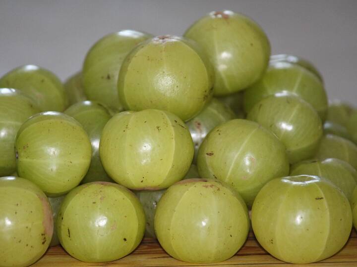 आवळा (Amla)केसाच्या आरोग्यासाठी खूप फायदेशीर आहे.आवळा पांढरे केस काळे करण्यास उपयुक्त ठरतो.आवळ्यामध्ये असलेले व्हिटॅमिन सी केस कमी वयात होणाऱ्या पांढऱ्या केसांसाठी फायदेशीर ठरु शकतात.(PHOTO CREDIT: UNPLASH)