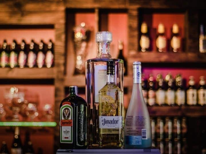 जब शराब पीते हैं तो शराब शरीर में जाने के 30 सेकेंड बाद ब्लड स्ट्रीम में मिल जाती है और इसके बाद शरीर में ट्रेवल करती है. इसके बाद ये पेट में जाती है और कुछ देर में पसीने और सांस के माध्यम से बाहर आ जाती है. इसके बाद 90 फीसदी मात्रा लिवर, आंतों में जाती है और फिर इसके पचने का काम शुरु हो जाता है.