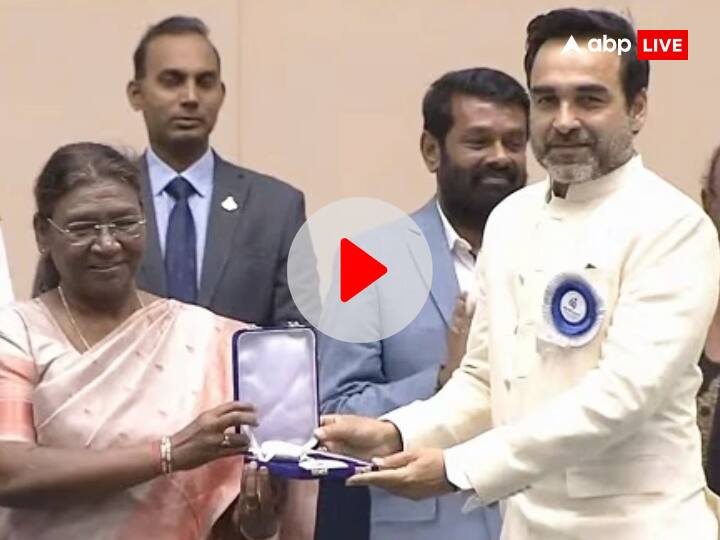 69th National Film Awards: Bihar Pankaj Tripathi Gets Best Supporting Actor Award for Mimi Dedicated Award to His Father 69th National Film Awards: बिहार के पंकज त्रिपाठी को 'मिमी' के लिए पुरस्कार, अवॉर्ड के मौके पर याद आए पिता, जानें क्या कहा