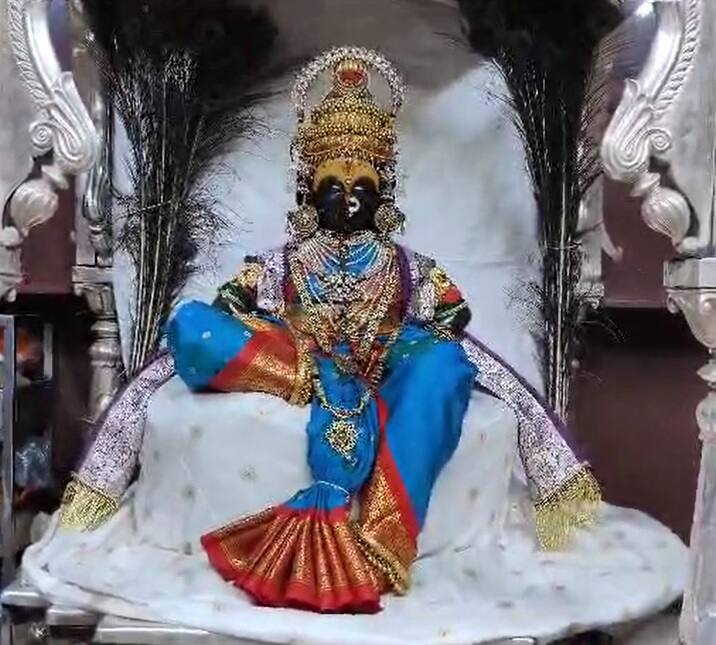 आज शारदीय नवरात्रीचा चौथ्या माळेला श्री विठ्ठल रुक्मिणी मंदिरात रुक्मिणी मातेची पूजा सरस्वती रूपात बांधण्यात आली.