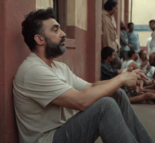 ਜਿਸ ਤੋਂ ਬਾਅਦ ਮੁੰਬਈ ਪੁਲਿਸ ਨੇ 19 ਜੁਲਾਈ 2021 ਨੂੰ ਉਸਨੂੰ ਗ੍ਰਿਫਤਾਰ ਕਰ ਲਿਆ ਅਤੇ ਉਸਨੂੰ ਜੇਲ੍ਹ ਭੇਜ ਦਿੱਤਾ ਗਿਆ। ਹਾਲਾਂਕਿ ਕੁਝ ਸਮੇਂ ਬਾਅਦ ਰਾਜ ਨੂੰ ਜੇਲ੍ਹ ਤੋਂ ਰਿਹਾਅ ਕਰ ਦਿੱਤਾ ਗਿਆ। ਹੁਣ ਉਹ ਮੀਡੀਆ ਤੋਂ ਬਚਣ ਲਈ ਮਾਸਕ ਪਹਿਨੇ ਨਜ਼ਰ ਆ ਰਹੇ ਹਨ।