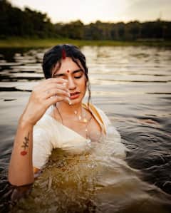 Priya Varrier : पाणी पसरलं अन् सौंदर्य बहरलं; नॅशनल क्रश प्रियाचा बोल्ड अवतार व्हायरल