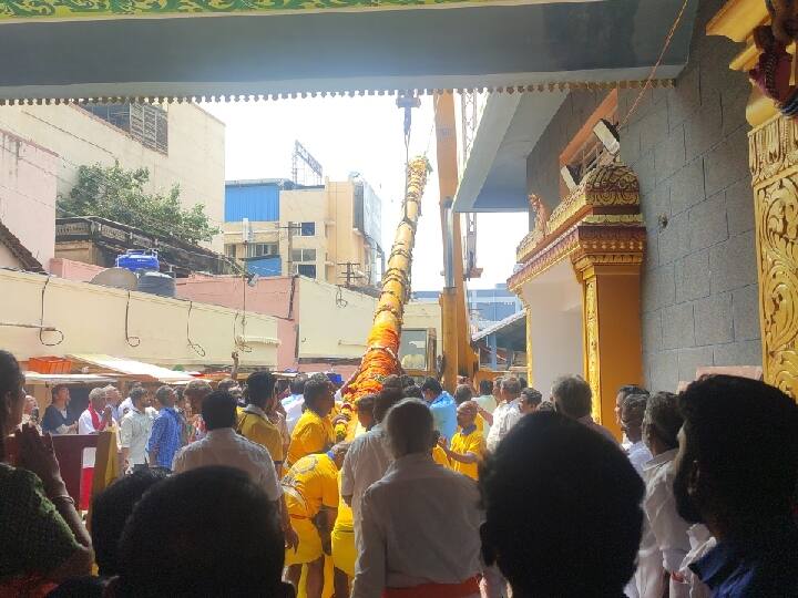 Installation of new flag tree of Salem Fort Mariamman temple was held. சேலம் கோட்டை மாரியம்மன் திருக்கோவிலில் நடைபெற்ற புதிய கொடி மரம் நிறுவுதல்