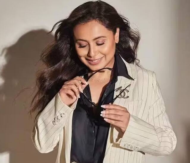 આ ઘટનાનો ઉલ્લેખ રાની મુખર્જીએ એક ઈન્ટરવ્યૂમાં કર્યો હતો. અભિનેત્રીએ કહ્યું હતું કે, “રાજા કી આયેગી બારાત” મારી પ્રિય ફિલ્મ છે. પરંતુ જે દિવસે આ ફિલ્મ રિલીઝ થવાની હતી તે દિવસે મારા દિવંગત પિતા રામ મુખર્જીની બાયપાસ સર્જરી થવાની હતી. કારણ કે તે સમયે તેઓ હાર્ટ અટેકના કારણે હોસ્પિટલમાં દાખલ હતા.