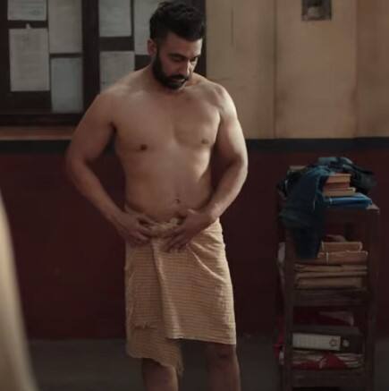 ਪੁਲਿਸ ਵਾਲੇ ਉਸ ਨੂੰ ਨੰਗਾ ਕਰ ਦਿੰਦੇ ਹਨ ਅਤੇ ਕੈਦੀ ਵਿਸ਼ਵਾਸ ਨਹੀਂ ਕਰ ਸਕਦੇ ਕਿ ਉਹ ਅਸਲ ਵਿੱਚ ਅਦਾਕਾਰਾ ਸ਼ਿਲਪਾ ਸ਼ੈਟੀ ਦਾ ਪਤੀ ਹੈ।