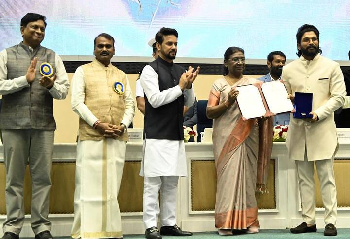 జాతీయ ఉత్తమ నటుడిగా రాష్ట్రపతి నుంచి అవార్డు అందుకుంటున్న బన్నీ. Photo Credit: Allu Arjun/instagram