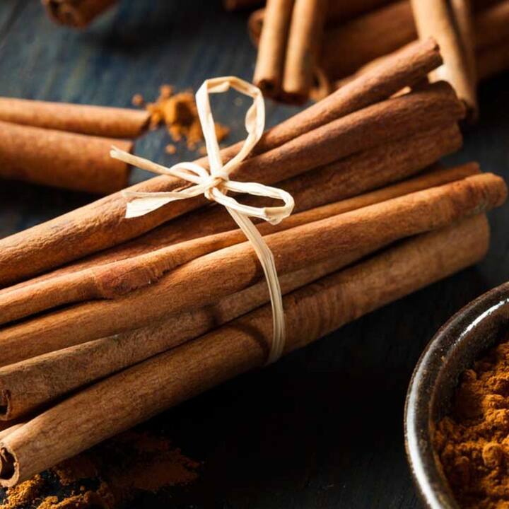 Cinnamon:  ਦਾਲਚੀਨੀ ਇਕ ਅਦਭੁਤ ਮਸਾਲਾ ਹੈ ਜੋ ਔਸ਼ਧੀ ਗੁਣਾ ਨਾਲ ਭਰਪੂਰ ਹੁੰਦਾ ਹੈ ਜਿਸ ਦੀ ਵਰਤੋਂ ਔਸ਼ਧੀ ਬਣਾਉਣ ਲਈ ਕੀਤੀ ਜਾਂਦੀ ਹੈ। ਇਹ ਐਂਟੀਆਕਸੀਡੈਂਟ ਨਾਲ ਭਰੀ ਹੋਈ ਹੈ ਜੋ ਤੁਹਾਨੂੰ ਮੁਕਤ ਕਣਾਂ ਤੋਂ ਹੋਣ ਵਾਲੇ ਨੁਕਸਾਨ ਤੋਂ ਬਚਾਉਂਦੀ ਹੈ।