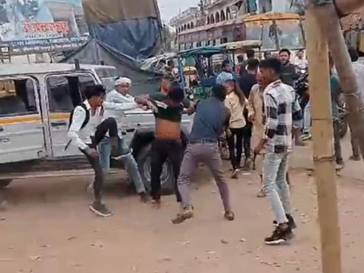 Hamirpur girl molestation case stray youths beat brother Front of Police Station Video Viral this Incidence ANN Hamirpur Crime: बहन से छेड़छाड़ की शिकायत करने जा रहे भाई की थाने के सामने पिटाई, पुलिस ने लिया ये एक्शन