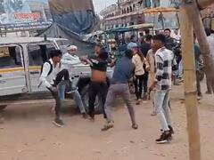 बहन से छेड़छाड़ की शिकायत करने जा रहे भाई की थाने के सामने पिटाई, पुलिस ने लिया ये एक्शन