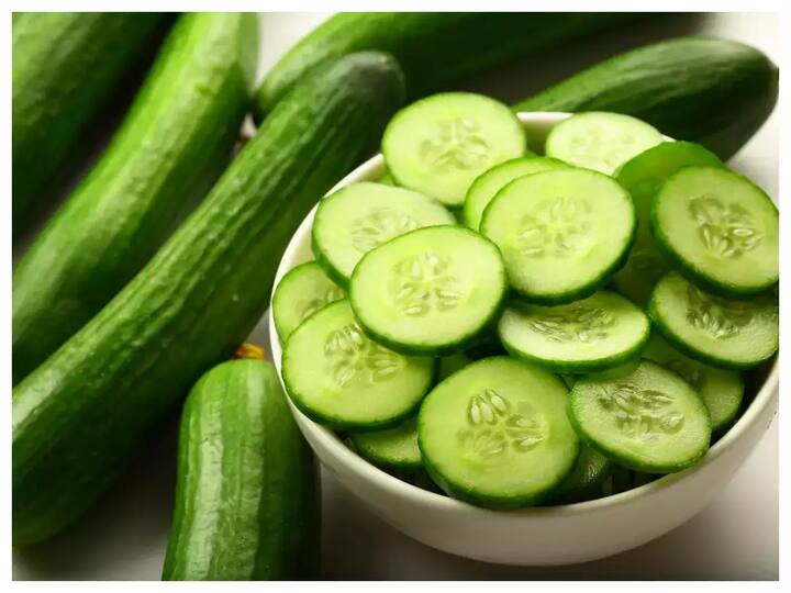 તમને જણાવી દઈએ કે કાકડીની અંદર રહેલા બીજ કબજિયાતને રોકવામાં મદદ કરે છે. કાકડીમાં પર્યાપ્ત માત્રામાં પાણી હોય છે જે તમારા પેટને સ્વસ્થ રાખે છે. કાકડી ખાવાની સલાહ હંમેશા દિવસ દરમિયાન એટલે કે બપોરે આપવામાં આવે છે. ઉનાળામાં કાકડી ખાવાના ઘણા ફાયદા છે. કાકડીને વિટામિન્સ, મિનરલ્સ અને ઇલેક્ટ્રોલાઇટ્સનું પાવરહાઉસ કહેવામાં આવે છે. તમે કાકડીને સલાડ, સેન્ડવીચ કે રાયતામાં ખાઈ શકો છો.