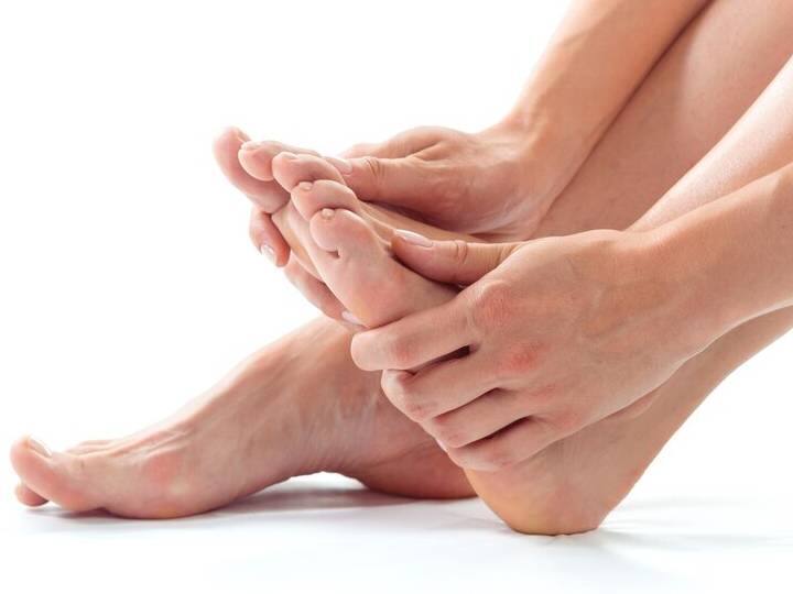 Health Tips: बार-बार सुन्न पड़ने लगते हैं पैर, तो हैं ये बीमारी...ऐसे करें दूर What are the symptoms of vitamin B12 deficiency Health Tips: बार-बार सुन्न पड़ने लगते हैं पैर, तो हैं ये बीमारी...ऐसे करें दूर