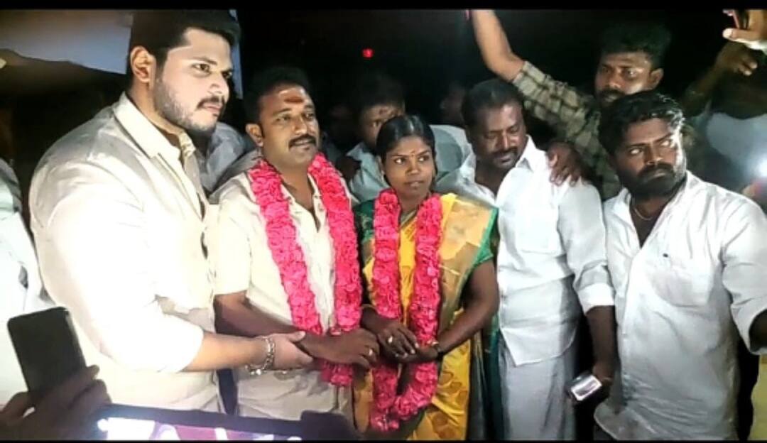 LEO Movie Release: தியேட்டரில் திருமணம்: லியோ விஜய் ஆசிர்வாதத்துடன் மண வாழ்க்கையில் புகுந்த ஜோடி!