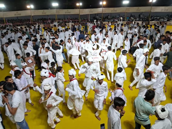 Navratri 2023: પોરબંદરમાં મહેર યુવાનોએ મણિયારો રાસ રમી સૌને કર્યા મંત્રમુગ્ધ, જુઓ ખાસ તસવીરો