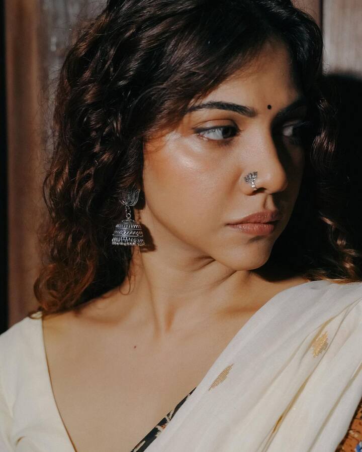 கைதி படத்தில் புதிதாக பணிமாற்றம் செய்யப்பட்ட காவல்துறை ஏட்டாக   நடித்திருந்த ஜார்ஜ் மரியன்[நெப்போலியன்] லியோ படத்திலும் அதே நெப்போலியன் வேடத்தில் நடித்து பட்டையை கிளப்பியுள்ளார்.