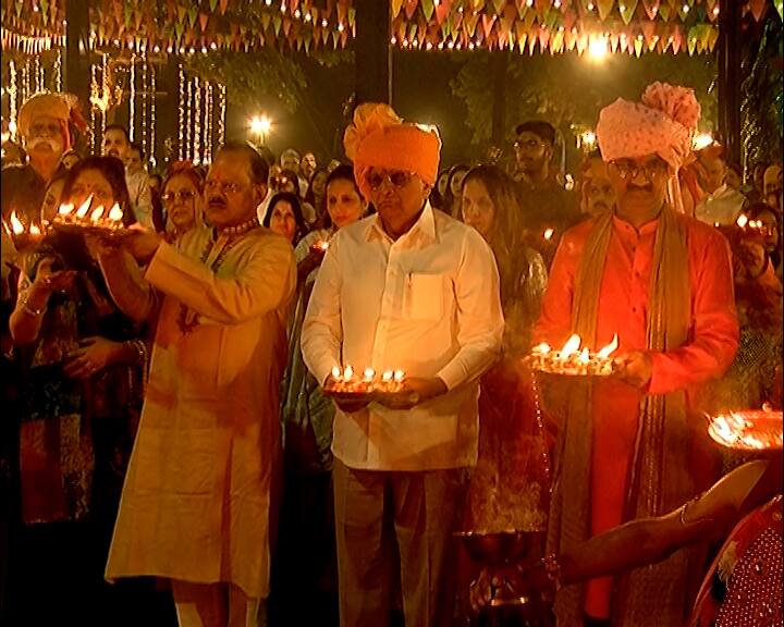 આ અવસરે હર્ષ સંઘવી ગરબા રમ્યા હતા. મુખ્યમંત્રી ભૂપેન્દ્રભાઈ પટેલે માં અંબાના દર્શન કરી આરતી ઉતારી હતી. ગરબા મહોત્સવમાં ઉપસ્થિત આઇપીએસ પોલીસ અધિકારી અને પોલીસ કર્મચારીઓને નવરાત્રિની શુભેચ્છાઓ પાઠવી હતી.