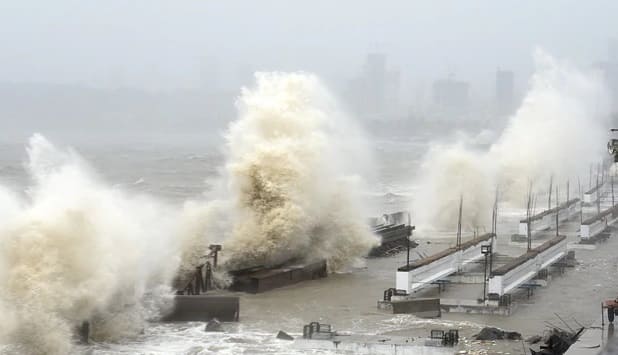 Gujarat:  Ambalal Patel said that a storm may hit Gujarat Gujarat: સાવધાન! ગુજરાત પર મંડરાઇ રહ્યો છે વાવાઝોડાનો ખતરો, અંબાલાલ પટેલની મોટી આગાહી, તોફાન સાથે વરસાદ મચાવશે તબાહી