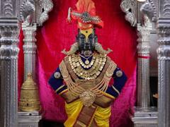 ललित पंचमीला रुक्मिणी माता वनदेवीच्या पोशाखात तर विठुराया नखशिखांत सोन्याने नटला, पाहा फोटो