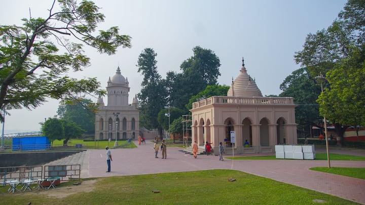 মন্দিরের পার্শ্ববর্তী প্রাঙ্গনগুলিতেও নজরদারির পাশাপাশি ভক্তদের জন্য আসা যাওয়ার ব্যবস্থা করা হয়েছে প্রতিবারের মতোই।  ছবিসূত্র- রামকৃষ্ণ মঠ এবং রামকৃষ্ণ মিশন, বেলুড় মঠ/ ফেসবুক