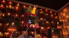 Durga Puja 2023: রাত বাড়তেই পুজো প্যান্ডেলগুলিতে উপচে পড়া ভিড়, রাজপথে সেলেব থেকে সাধারণ