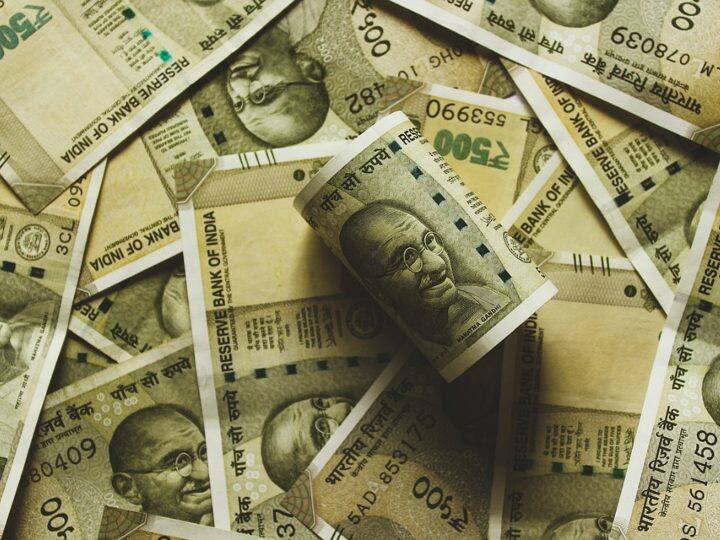 प्रधानमंत्री वय वंदना योजना: इस योजना में अगर 60 साल के सीनियर सिटीजन इसका विकल्प चुनते हैं तो उन्हें 10 सालों तक 8 फीसदी का ब्याज मिलेगा. अगर वह सालाना विकल्प चुनते हैं तो 10 सालों के लिए 8.3 फीसदी का ब्याज मिलेगा. इसमें निवेश की राशि 7.5 लाख रुपये से बढ़ाकर 15 लाख रुपये कर दी गई है.