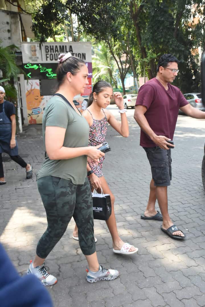 एक्ट्रेस लारा दत्ता अपनी लाडली बेटी और पति महेश भूपति के साथ मुंबई के एक कैफे में स्पॉट की गई.