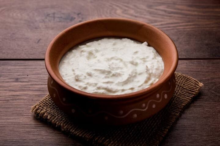 Curd Beneficial or Harmful : दही आरोग्यासाठी अतिशय फायदेशीर आहे. दह्यामुळे शरीराला अनेक आवश्यक पोषकतत्वे मिळतात. 
    (Image Source : istock)