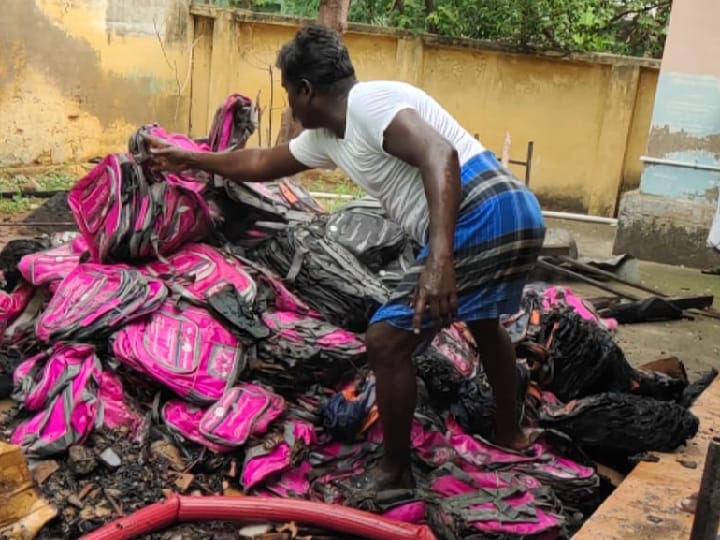 கருங்குளம் ஊராட்சி ஒன்றிய துவக்கப்பள்ளி ஸ்டோர் ரூமில் தீ விபத்து - எரிந்து கருகிய பள்ளி சீருடை, ஸ்கூல் பேக்