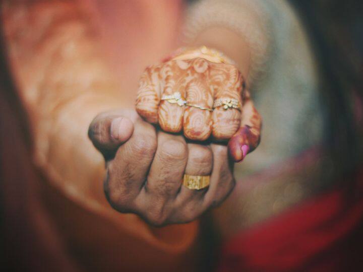 यह अनोखी प्रथा भारत के एक राज्य छत्तीसगढ़ के बस्तर जिले में होती है. यहां के आदिवासी समाज द्वारा एक अनोखी परंपरा से शादी निभाई जाती है.