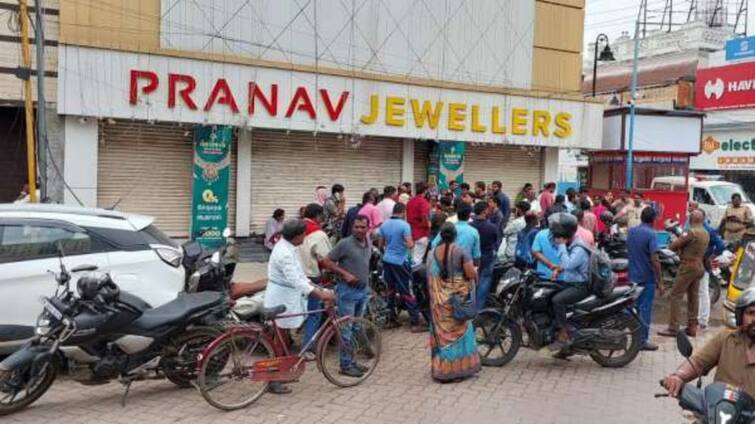 Trichy news Rs 100 crore fraud in a famous jewelry store in Trichy customers are upset TNN திருச்சியில் பிரபல நகை கடையில் ரூபாய் 100 கோடி மோசடி - வாடிக்கையாளர்கள் குமுறல்