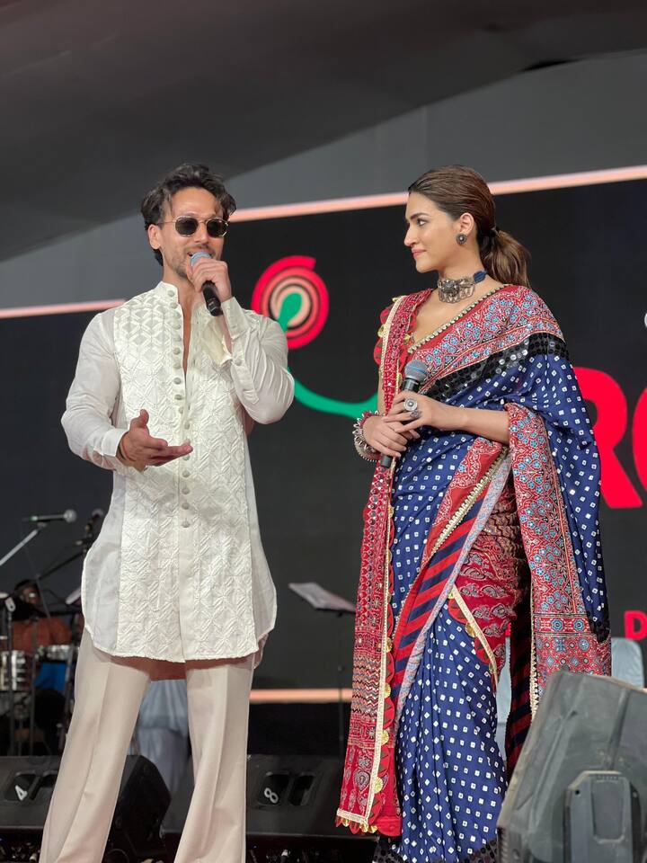 Continuing the promotional tour, both Tiger Shroff and Kriti Sanon recently visited a garba pandal in Ahmedabad City. (Image: PR Handout)