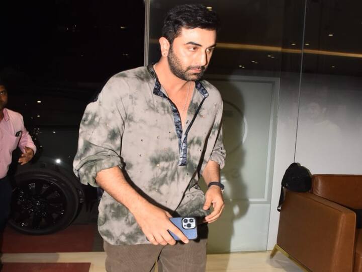 Ranbir Kapoor : रणबीरऑफ-ड्युटी लूकमध्ये स्पॉटेड!