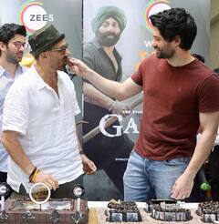 Sunny Deol Birthday Bash: सनी देओल ने बेटों के साथ सेलिब्रेट किया बर्थडे, केक पर क्यों लिखवाया 525?