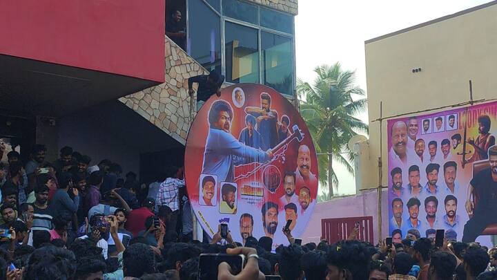 சேலத்தில் லியோ திரைப்பட ரசிகர்கள் விஜய் கட்டவுட்டுகளுக்கு பால் அபிஷேகம் செய்து கொண்டாட்டத்தில் ஈடுபட்டனர்.